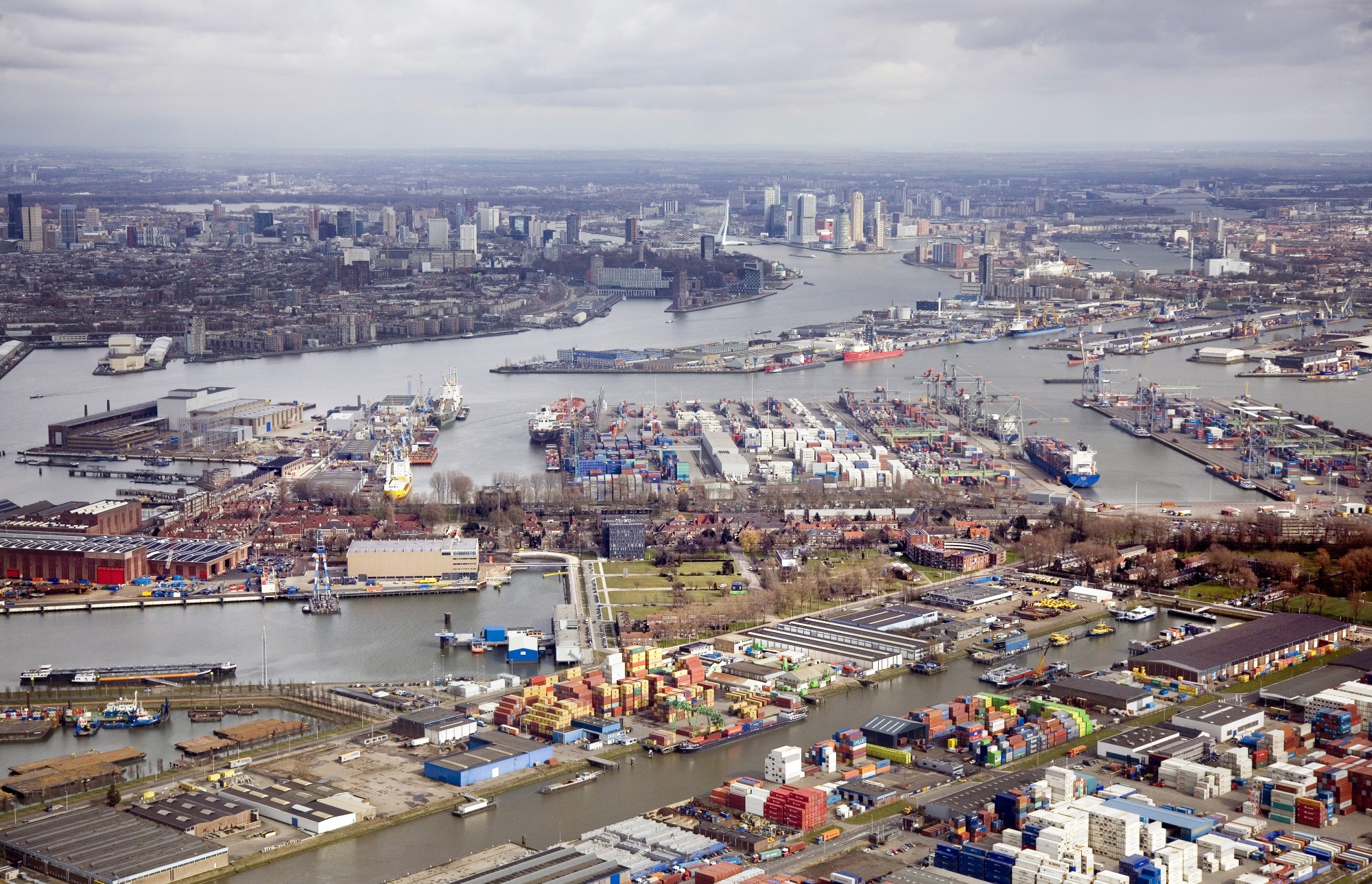 Luchtopname van de rivier de Maas en het terrein van RDM Rotterdam. Foto: Gerhard van Roon, Kunst en Vliegwerk RP 