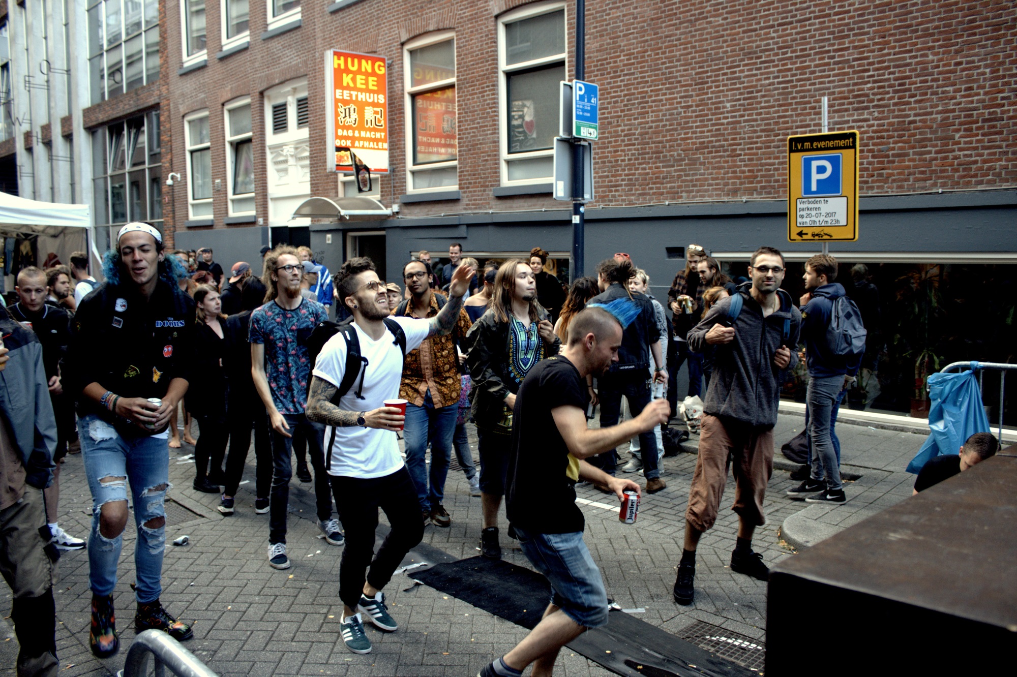 Publiek vermaakt zich tijdens een van de vele Rotterdamse muziekfestivals. 