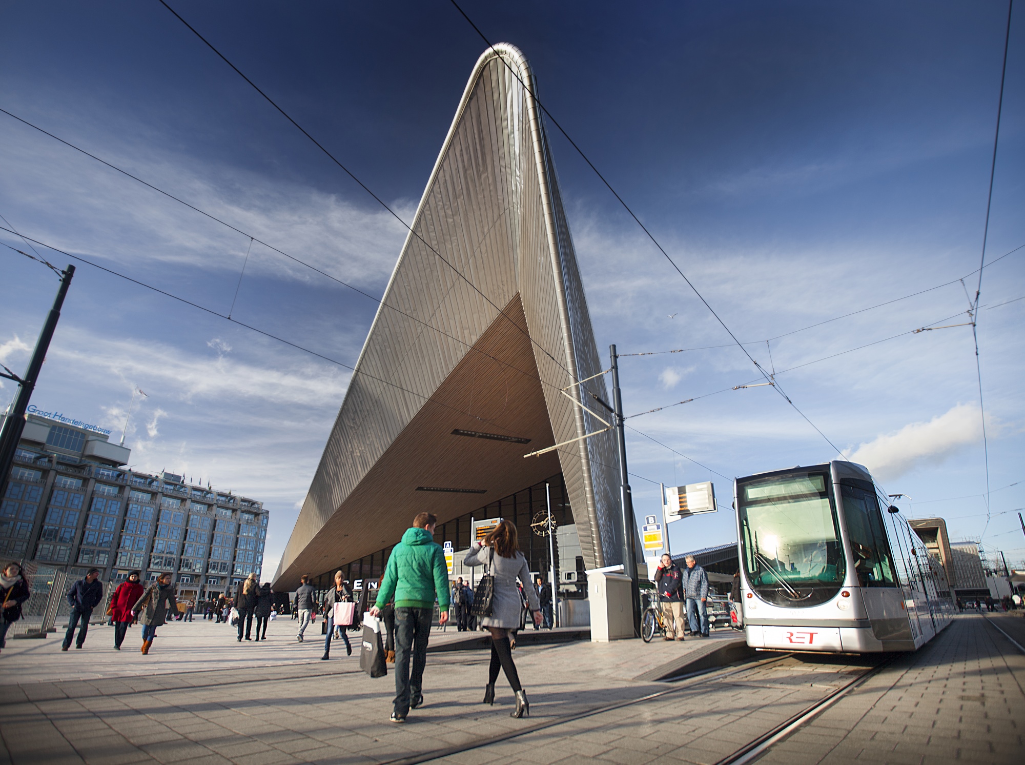 Vooraanzicht Centraal Station Rotterdam gezien vanaf de tramhaltes. Photo: Claire Droppert