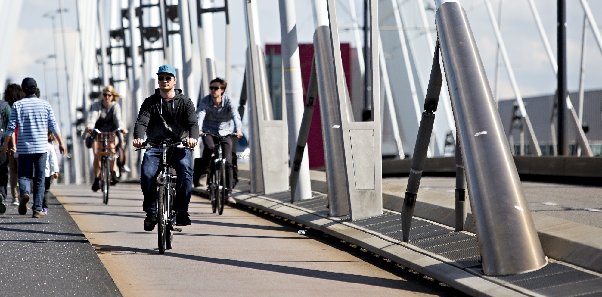 Cyclists crossing the Erasmus bridge. Photo: Iris van den Broek
