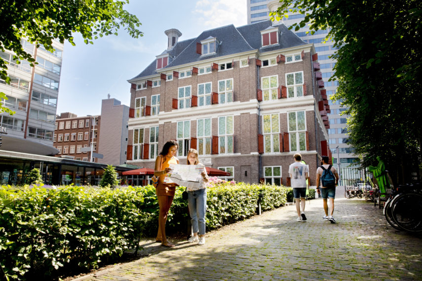 Tourists looking at the map of Rotterdam.