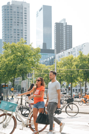 Crowds around the Hofplein.