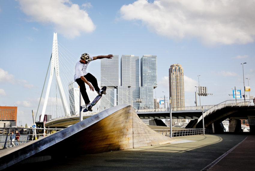 Skateboarder bij de Erasmusbrug.