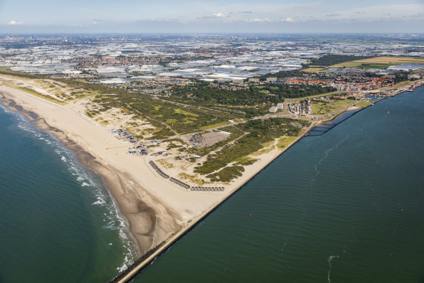 Hoek van Holland: Rotterdam beach seen from the sky. 