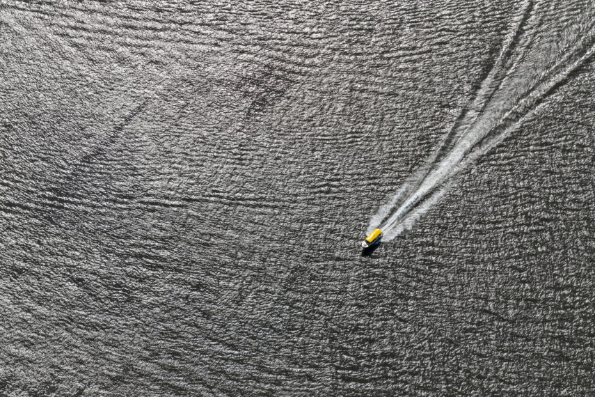 Watertaxi gezien vanuit de lucht.