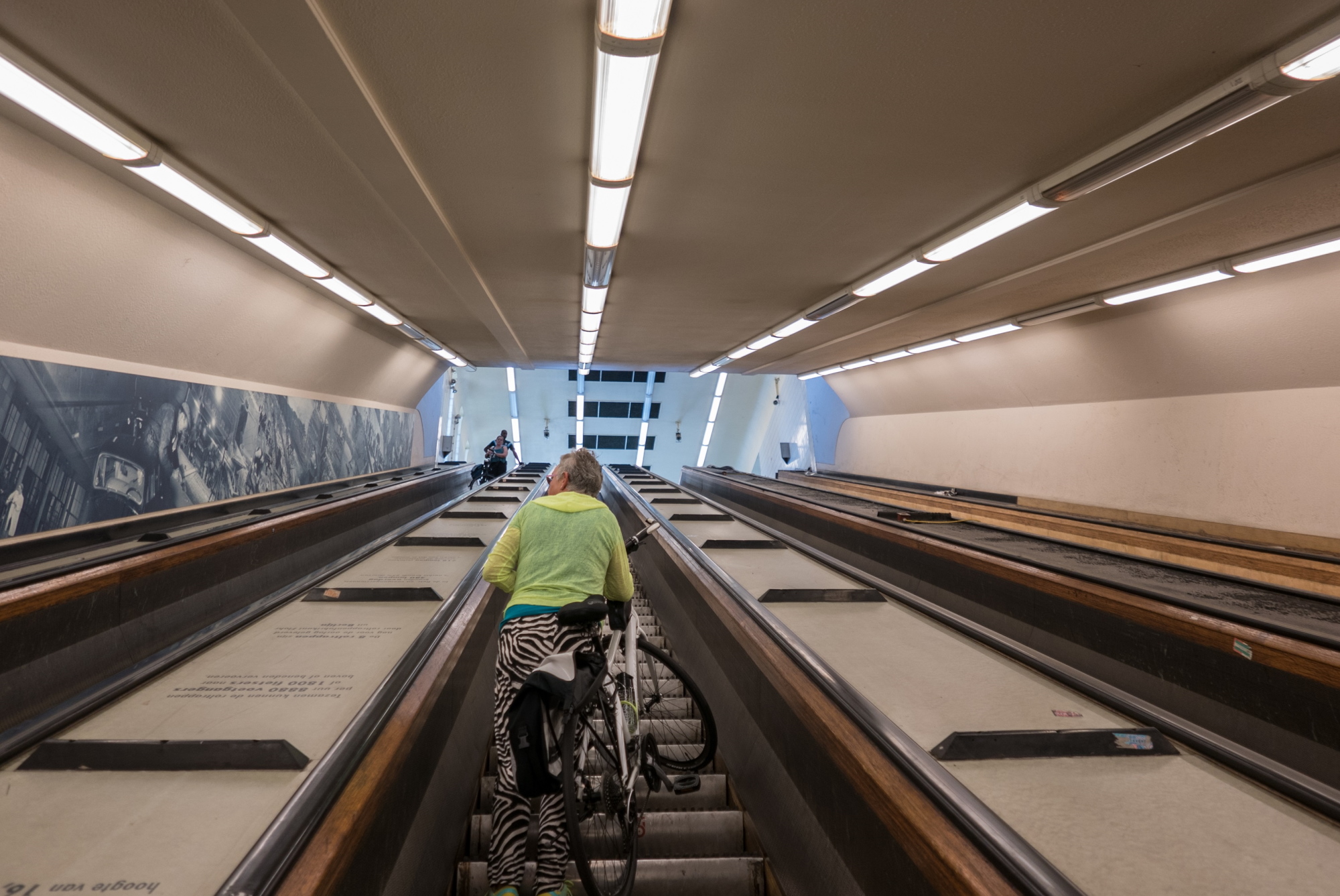 Foto: De bekende steile roltrap in de fietsbuis van de Maastunnel