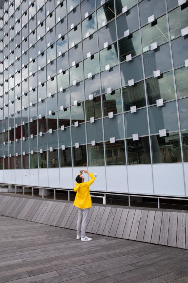 Man takes a picture of the KPN-building.