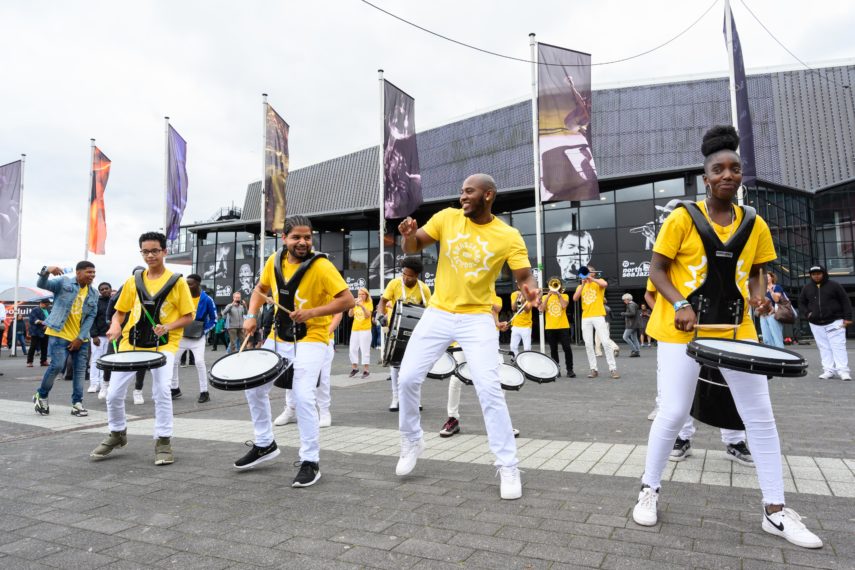 Charlois: De SKVR Brassbandschool bij de ingang van Rotterdam Ahoy bij de opening van het NN North Sea Jazz Festival.
