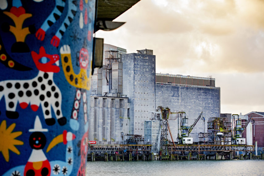 Maassilo by the water with streetart.