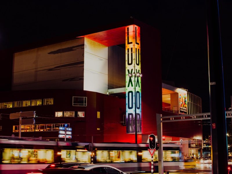 Het Nieuwe Luxor Theater tijdens Rotterdam Pride.