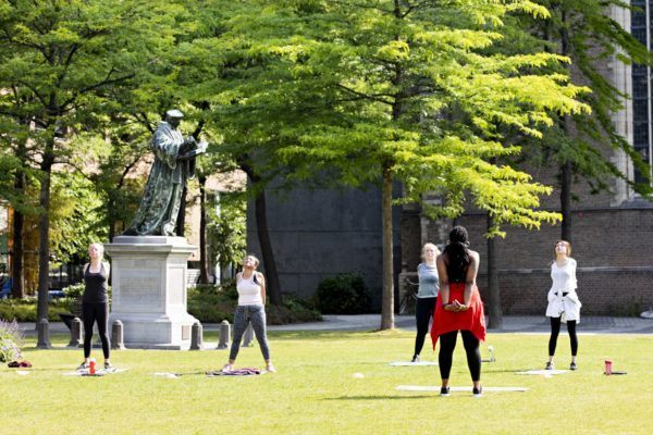 Mensen sporten in het Grotekerkplein Park.