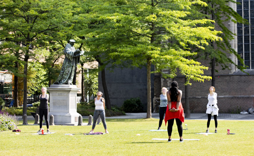 Mensen sporten in het Grotekerkplein Park.