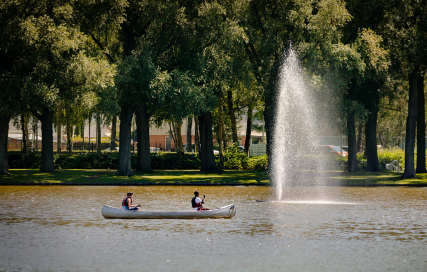 A canoe on the water in the Zuiderpark.