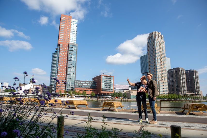 Men with child near the Rijnhaven.