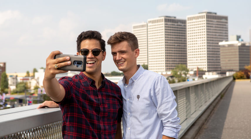 Twee mannen maken een selfie voor de Science Towers.