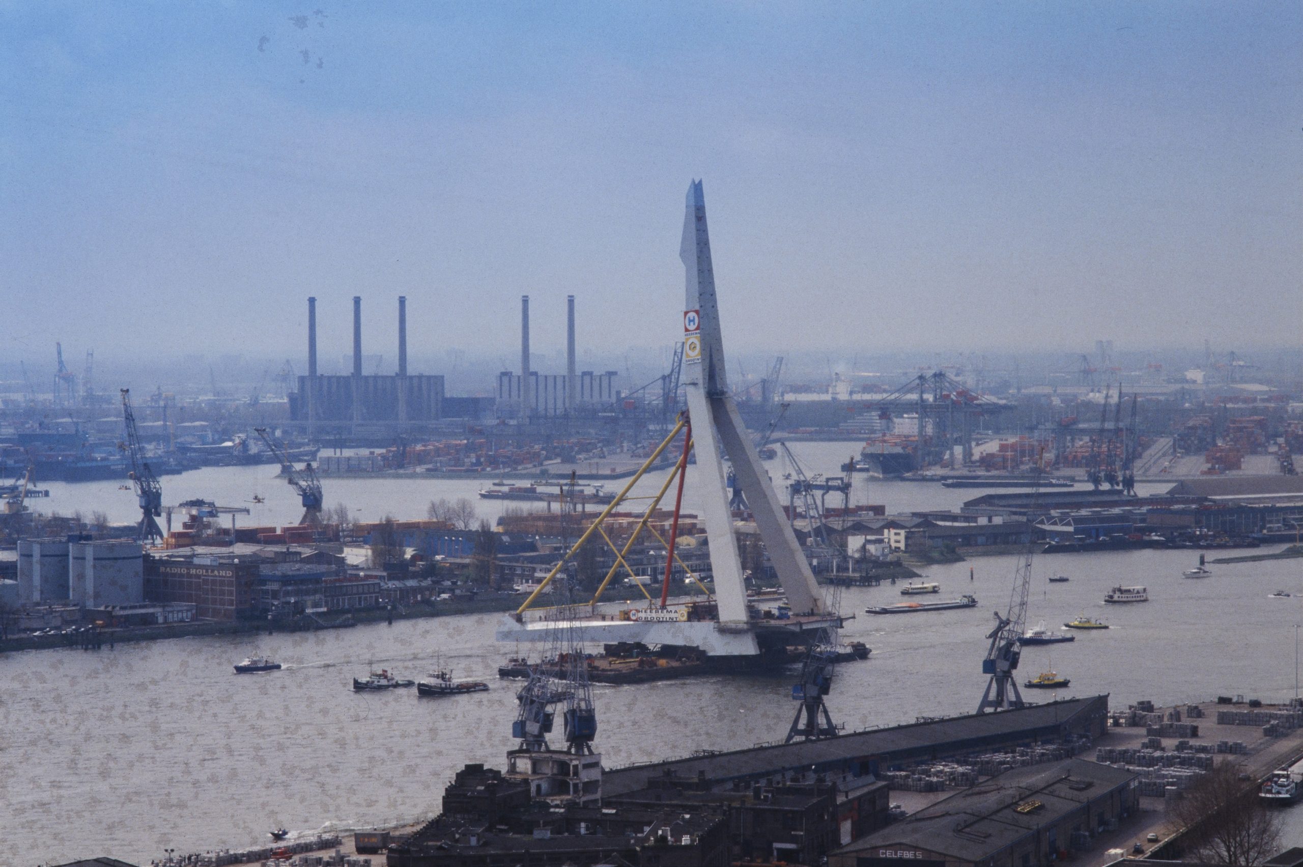 1995 - Vervoer van de Erasmusbrug (© Stadsarchief, Ontwikkelingsbedrijf Rotterdam).