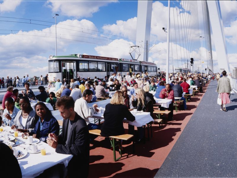 1996 - brunch op de Erasmusbrug (© Stadsarchief, Ontwikkelingsbedrijf Rotterdam)