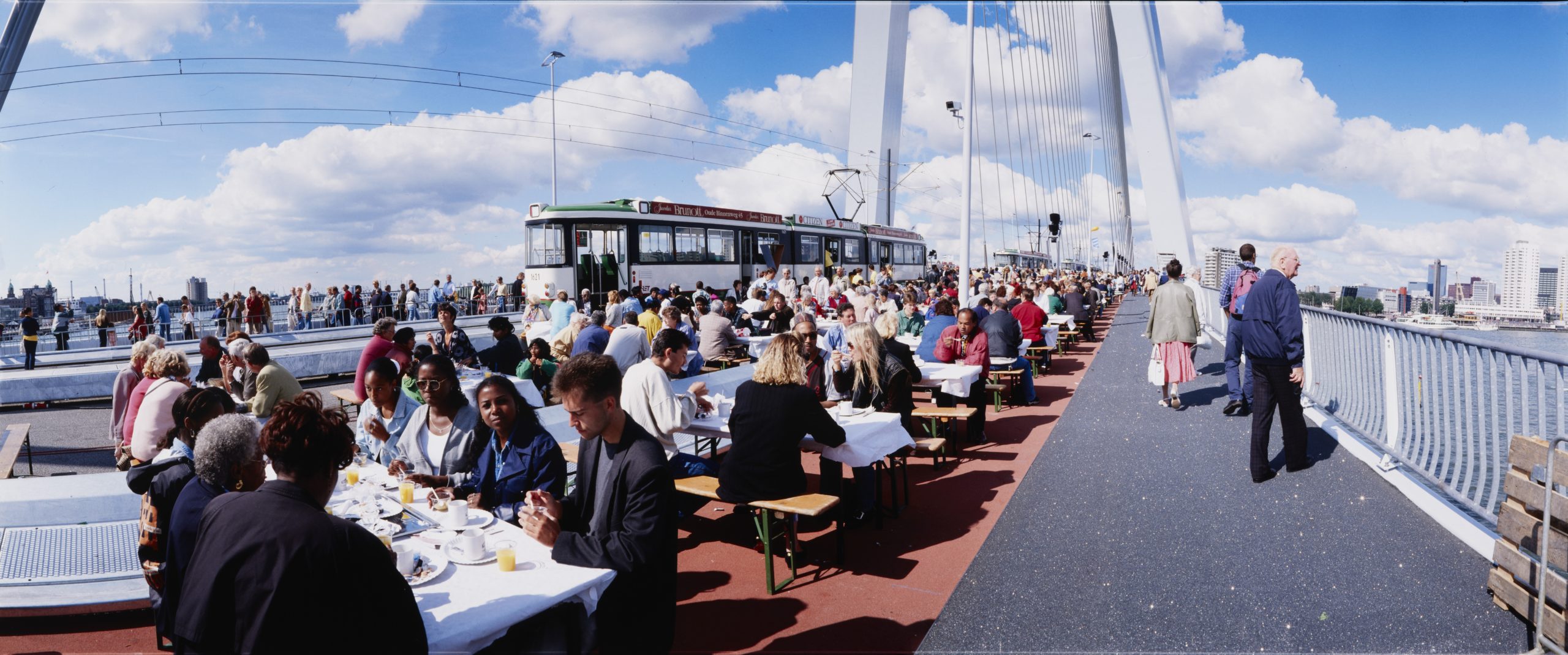 1996 - brunch op de Erasmusbrug (© Stadsarchief, Ontwikkelingsbedrijf Rotterdam)