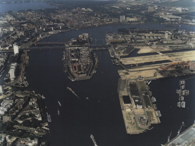 Rotterdam in 1995, net voor de aanbouw van de Erasmusbrug (©Aeroview - Dick Sellenraad).