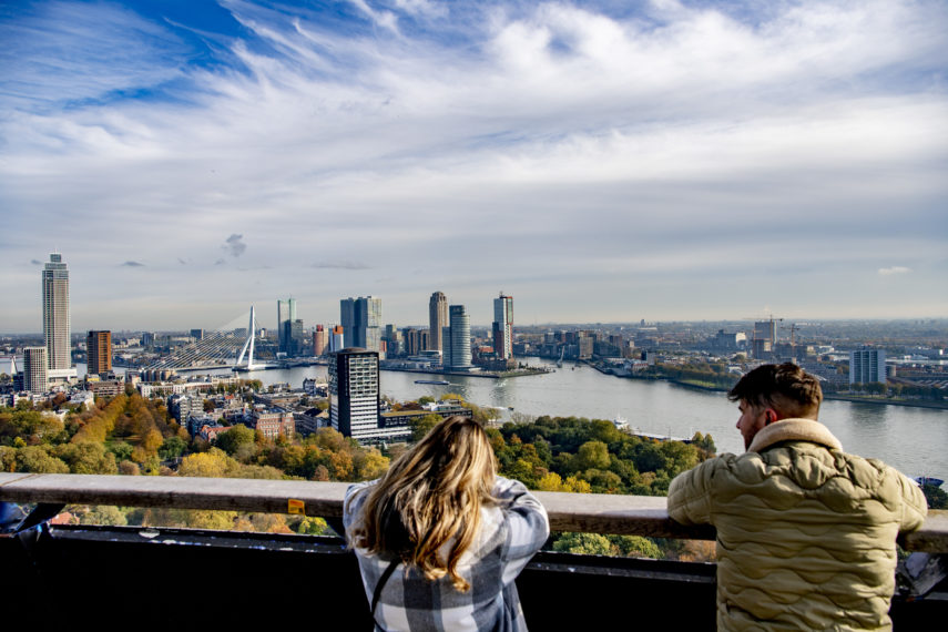 Bezoekers op de Euromast hebben zicht op de Nieuwe Maas en de skyline van Rotterdam.