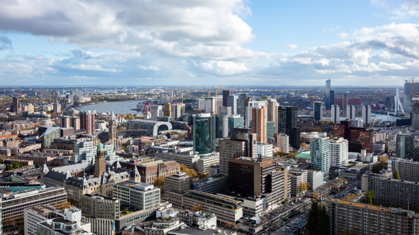 Prachtige luchtfoto van Rotterdam met een blauwe lucht.