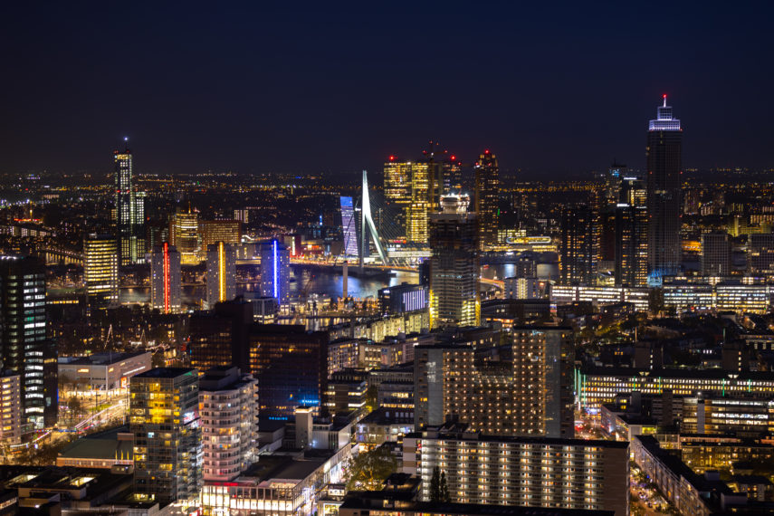 De skyline van Rotterdam in de nacht.