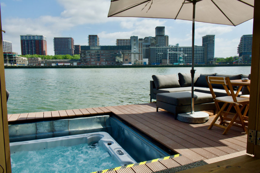 Wikkelboats with a lovely jacuzzi and a view of the Rijnhaven.
