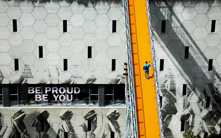 Mensen bezoeken de Rotterdam Rooftop Walk in het Stadscentrum van Rotterdam. De loopbrug boven de Coolsingel is op bijna 30 meter hoogte. De dakwandeling van 600 meter is een unieke beleving en een tijdelijke tentoonstelling van Rotterdamse Dakendagen, die bezoekers de toekomstmogelijkheden van het daklandschap laat ervaren. Het ontwerp is een samenwerking met MVRDV Architecten.
