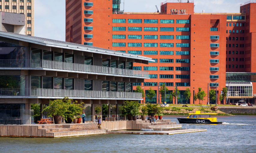 Het drijvende kantoor (floating office) van het GCA (Global Center on Adaptation) in de Rijnhaven. Een watertaxi vaart langszij.
