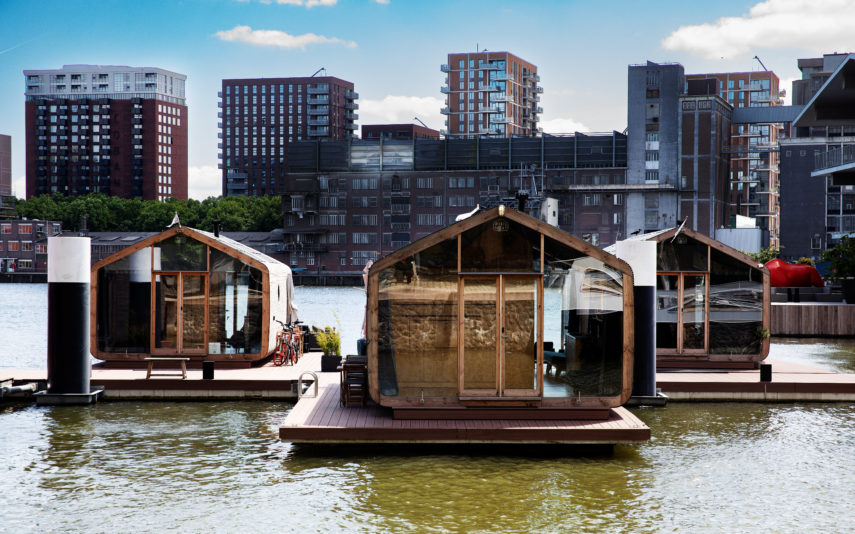Wikkelboats in de Rijnhaven. De wikkelboats zijn kleine huizen, gemaakt van karton en hout en drijvend op een ponton. Het zijn duurzame 