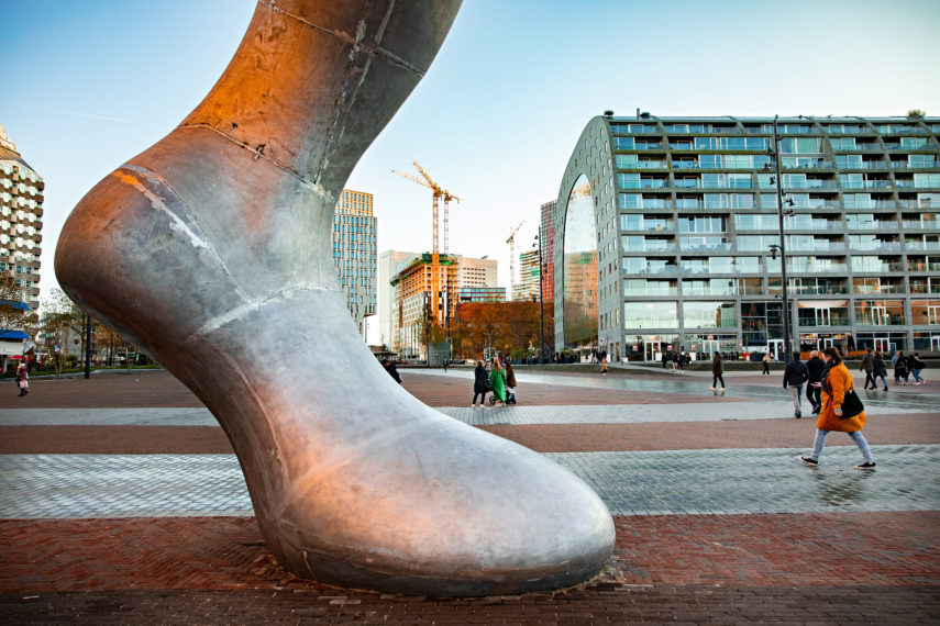 Kunstobject "Iedereen is dood behalve wij" van Rotterdamse kunstenaar Ben Zegers. Twee enorme voeten op de Binnenrotte, nabij de Kunsthal en Bibliotheek.