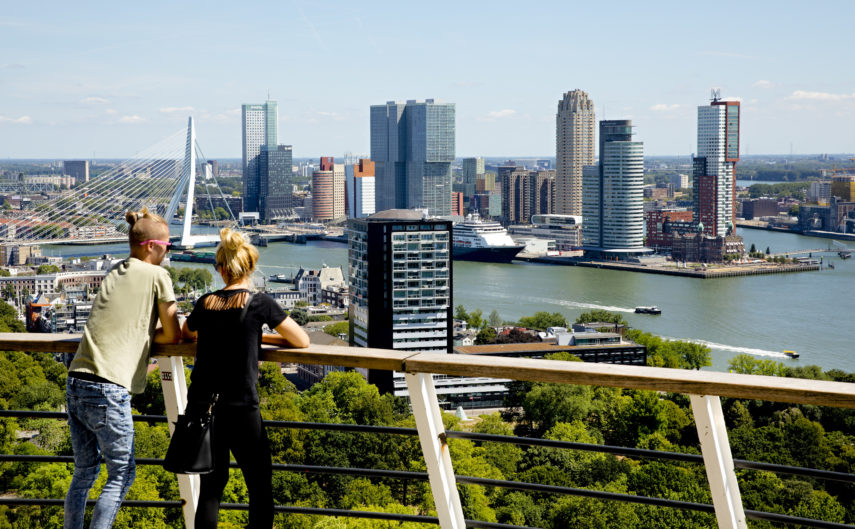 Mensen genieten van het uitzicht over de Maas en de Rotterdamse skyline vanaf de Euromast.