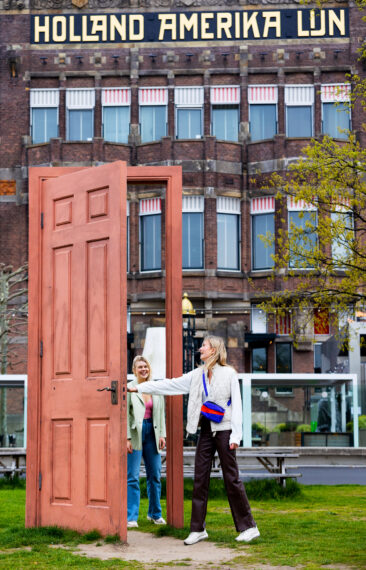 On 20 June 2021, World Refugee Day, Mayor Aboutaleb unveiled a new work of art by British artist Gavin Turk at the head of the Wilhelminapier. The artwork is a more than 3,5 meters high open door of green and red painted bronze. The door has a door handle and keyhole, also cast in bronze. L