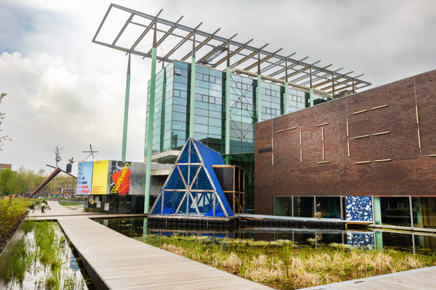 Waterstad Rotterdam: een drijvende proeftuin waarin het Nieuwe Instituut in Rotterdam in samenwerking met het Amsterdamse bureau NLÉ van architect Kunlé Adeyemi een platform biedt aan mogelijke lokale reacties op het wereldwijde klimaatprobleem. 