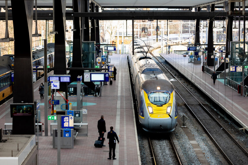 A Eurostar train, captured from above, at the platform of Rotterdam Central Station. Eurostar is an international high-speed rail service connecting the United Kingdom with France, Belgium, and the Netherlands. From Rotterdam, you can sustainably and efficiently reach London with a Eurostar train within 3 hours and 30 minutes.