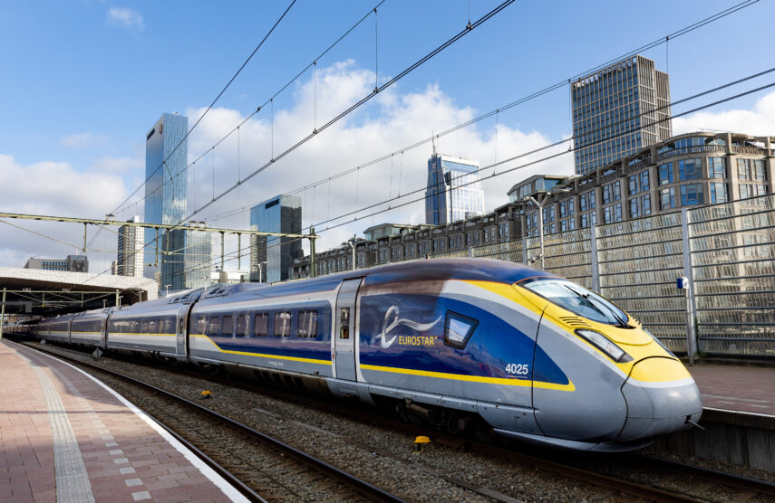 Een shot van de Eurostar-trein die Rotterdam Centraal verlaat. Op de achtergrond is het Rotterdamse centrum zichtbaar met, Groot Handelsgebouw Rotterdam, Delftse Poort, Coolblue hoofdkantoor, Rotterdam Mariott Hotel.