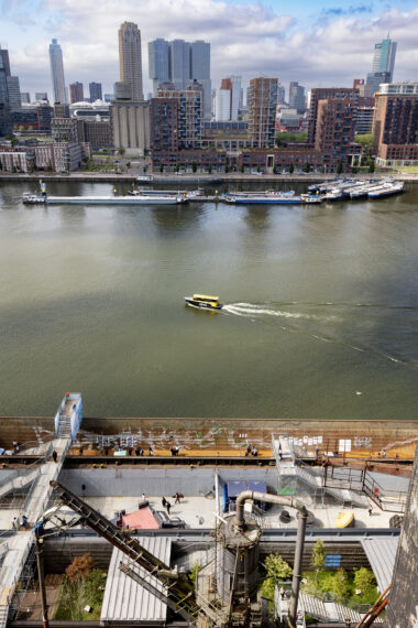 The festival heart of the Rotterdam Architecture Month is located in Maashaven this year and can be visited throughout the month of June 2023! Walk the route over the water through three enormous containers. Along the way, you will learn all about the role of water in the future of the city.