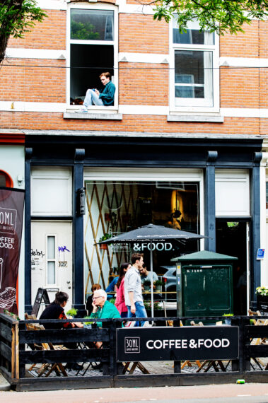 People walking, shopping and hanging out at the Nieuwe Binnenweg, at a cafe in Rotterdam in the summer months. Walk the shopping street from west to east or vice versa and discover why this part of Rotterdam is called the longest shopping street in the Netherlands.