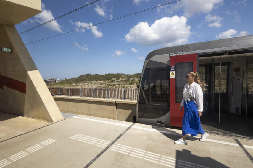 Since March 31, 2023, metro line B stops at the Hoek van Holland Strand stop. With this you travel in 37 minutes between Rotterdam center and the beach, also known as Rotterdam Beach. In the photo we see a young lady getting off the metro at this stop.