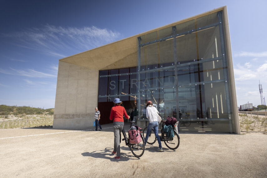 Since 31 March 2023, metro line B of the RET has stopped at the Hoek van Holland Strand stop. With this you travel in 37 minutes between Rotterdam center and the beach, also known as Rotterdam Beach. In the photo we see two cyclists about to take the metro from this stop.
