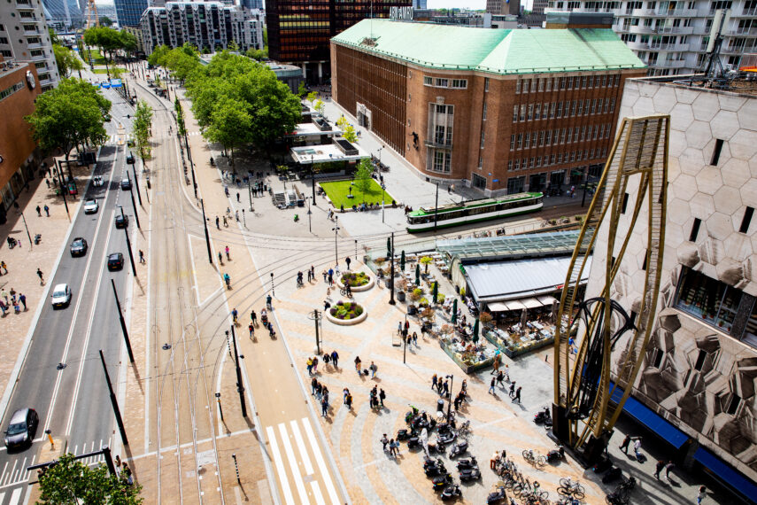Coolsingel, as seen from the temporary Rooftop Walk crossing in June 2022. In the distance you can see a little bit of the Erasmus bridge and de Rotterdam.
