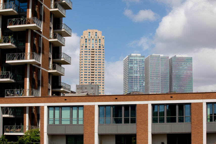 Architectural shot from the Groene Kaap at Katendrecht is all about communcal living. This complex has 5 highrises, adventurous gardens, elevated air bridges. It won the national Rooftop Award 2021. You can see the De Rotterdam (right) and New Orleans (left) building.