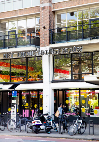 Een foto van het Industriegebouw aan de Goudsesingel in Rotterdam. Het Industriegebouw is een icoon van de wederopbouw van Rotterdam. Het gebouw is na de Tweede Wereldoorlog opgeleverd en ontworpen door de legendarische architect Hugh Maaskant, in samenwerking met Willem van Tijen. In opdracht van de Gemeente Rotterdam werd na de Tweede Wereldoorlog Het Industriegebouw gebouwd als een van de eerste bedrijfsverzamelgebouwen in Nederland.