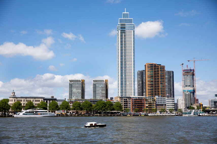 Deze foto met een deel van de Rotterdamse skyline en met de nieuwe Zalmhaventorens als middelpunt, is genomen vanaf de Zuidzijde van de Maas. 

De Zalmhaven, ook wel de Zalmhaventorens genoemd, is een recente aanwinst in de skyline van Rotterdam en het hoogste gebouw van Nederland. Je vindt dit complex van drie woontorens, dat in 2022 werd opgeleverd, aan de voet van de Erasmusbrug, aan de Noordzijde van de Maas. Het hoogste punt is op 215 meter. Het complex bevat appartementen, penthouses, herenhuizen, een parkeergarage, kantoren, commerciële ruimtes en een restaurant. Het complex is ontworpen door Dam & Partners Architecten (Zalmhaven I, de hoogste toren) en KAAN Architecten (Zalmhaven II en III torens).