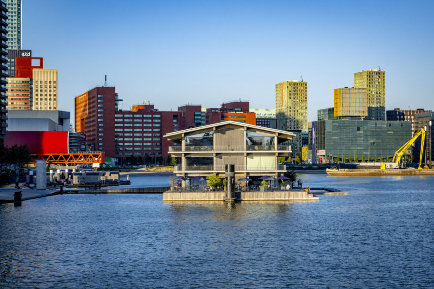 Het Floating Office Rotterdam is een drijvend houten gebouw in Rotterdam. Het in september 2021 geopende gebouw ligt in de Rijnhaven en is ontworpen door Powerhouse Company. Het bouwwerk is BREEAM gecertificeerd. FOR heeft een oppervlakte van 3.607 m² en is bijna volledig gebouwd van hout. 