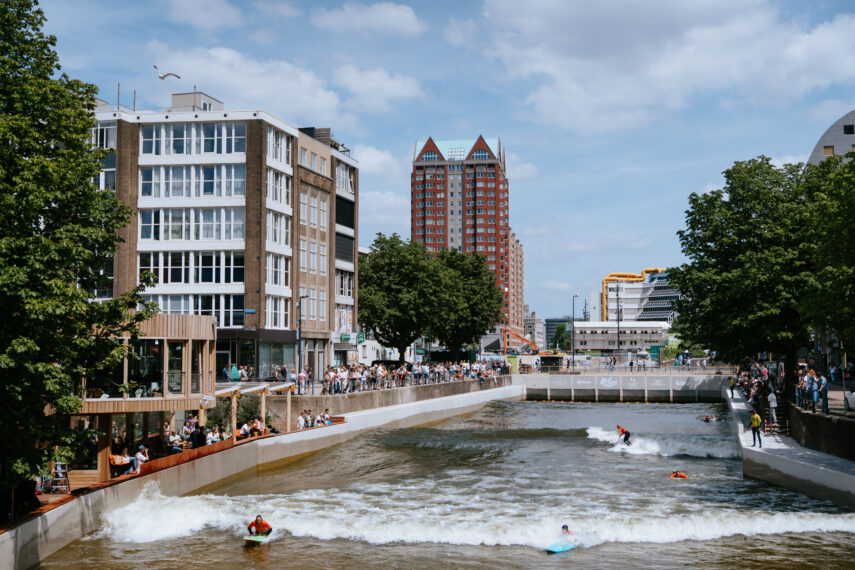 In de zomer van 2024 (6 juli) opende in hartje Rotterdam tijdens de Rotterdam Surf Open Rif010: een wereldprimeur! De surfpool bevindt zich in de Steigersgracht en strekt zich uit over 125 meter lang en 25 meter breed. Vanuit de golfinstallatie worden er perfecte golven tot 1,5 meter opgewekt, die vervolgens richting de Wezenbrug rollen en op het kiezelstrand tot rust komen. Een kunstmatig rif zorgt ervoor dat de golven op een natuurlijke manier breken. Aan het einde van de wavepool ontstaat een zachtere golf, ideaal voor beginners die de sport willen ontdekken. Voor het opwekken van de golven en in het strandhuis gebruikt RiF010 100% duurzaam opgewekte energie. Naast surfen kunnen bij RiF010 kano