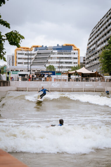 In the summer of 2024 (July 6), Rif010 opened in the heart of Rotterdam during the Rotterdam Surf Open: a world first! The surf pool is located at Steigersgracht and extends over 125 meters long and 25 meters wide. Perfect waves of up to 1.5 meters are generated from the wave installation, which then roll towards the Wezenbrug and come to rest on the pebble beach. An artificial reef ensures that the waves break naturally. At the end of the wave pool a softer wave is created, ideal for beginners who want to discover the sport. RiF010 uses 100% sustainably generated energy to generate the waves and in the beach house. In addition to surfing, canoes or stand-up paddleboards can be rented at RiF010. You can enjoy a drink on the terrace.