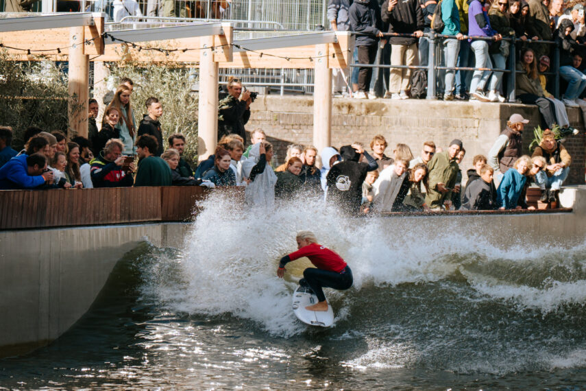 In de zomer van 2024 (6 juli) opende in hartje Rotterdam tijdens de Rotterdam Surf Open Rif010: een wereldprimeur! De surfpool bevindt zich in de Steigersgracht en strekt zich uit over 125 meter lang en 25 meter breed. Vanuit de golfinstallatie worden er perfecte golven tot 1,5 meter opgewekt, die vervolgens richting de Wezenbrug rollen en op het kiezelstrand tot rust komen. Een kunstmatig rif zorgt ervoor dat de golven op een natuurlijke manier breken. Aan het einde van de wavepool ontstaat een zachtere golf, ideaal voor beginners die de sport willen ontdekken. Voor het opwekken van de golven en in het strandhuis gebruikt RiF010 100% duurzaam opgewekte energie. Naast surfen kunnen bij RiF010 kano