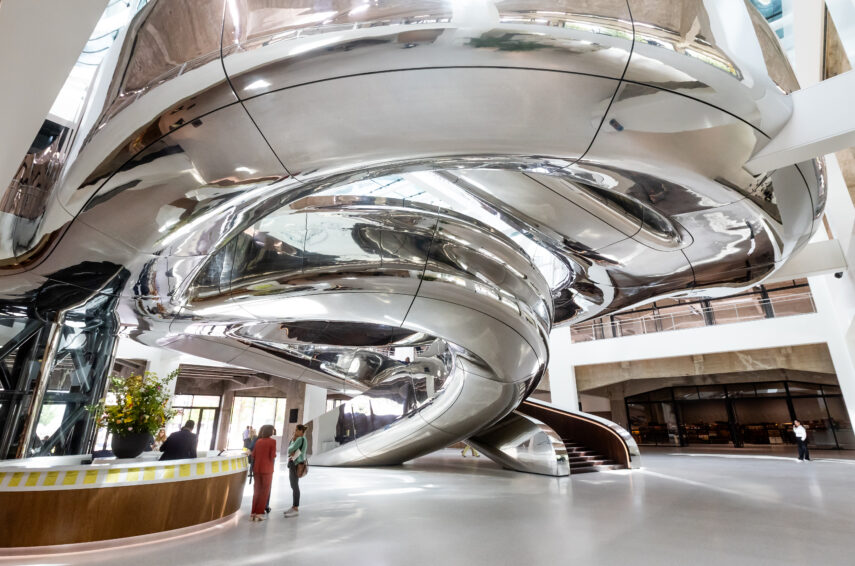 Fenix is het nieuwe kunstmuseum over migratie in Rotterdam, geopend in mei 2025.
In Fenix vind je verhalen over liefde en afscheid, over thuiskomen en je thuis voelen, over het navigeren van identiteit of het zoeken naar geluk. Verhalen van toen en nu. Van hier en daar. 