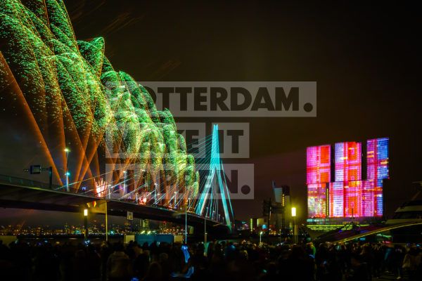 Oud en Nieuw 2015-2016: het Nationale Vuurwerk bij de Erasmusbrug, met zicht op De Rotterdam. Publiek zichtbaar op voorgrond.